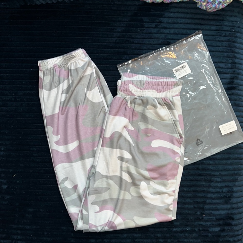 NWTs women jogger pj pants with pockets.  Size large